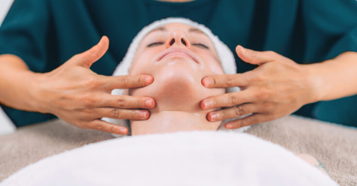 Le massage du visage avec une méthode spécifique aide à résorber la fibrose du visage