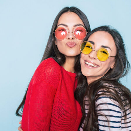 Deux personnes à l'allure jeune et des lunettes aux verres colorés